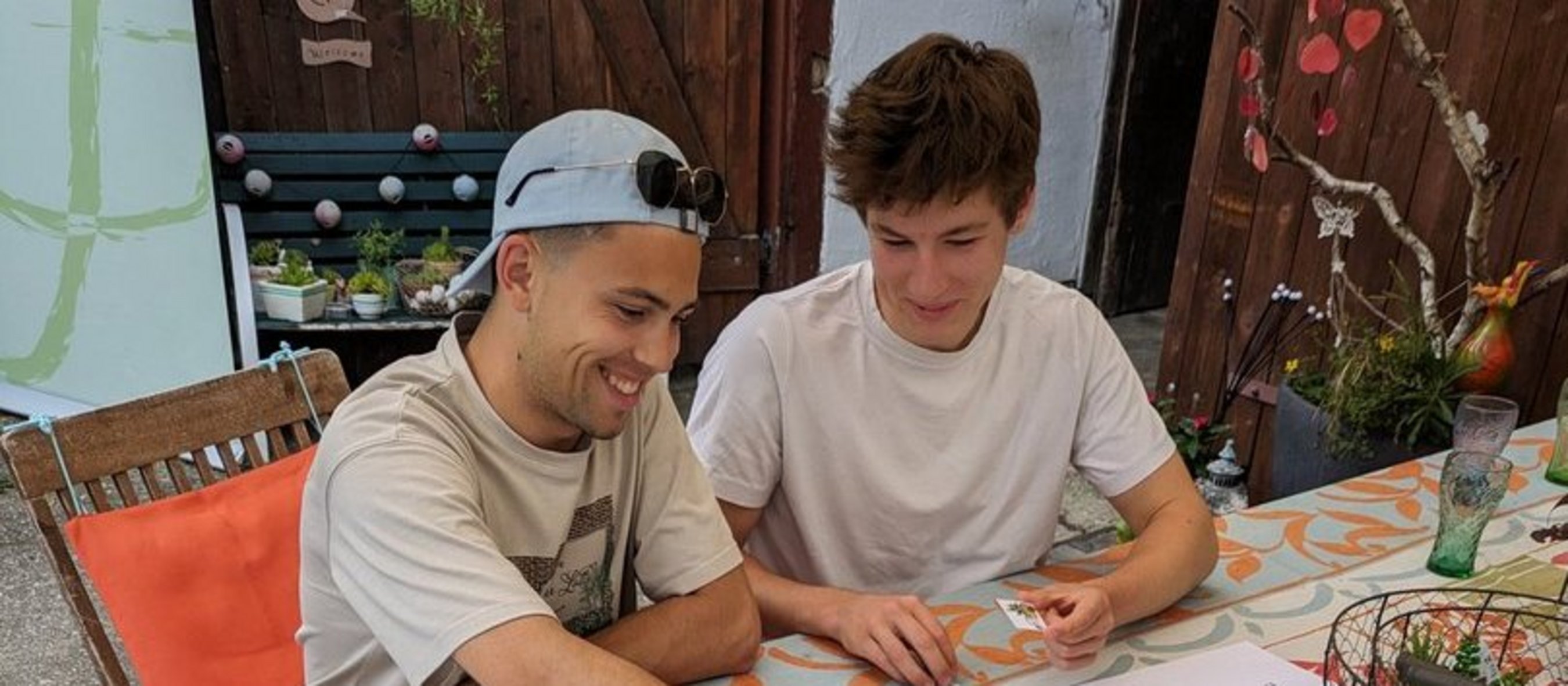 Landjugend Mitglieder auf einem Tisch