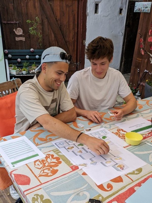 Landjugend Mitglieder auf einem Tisch