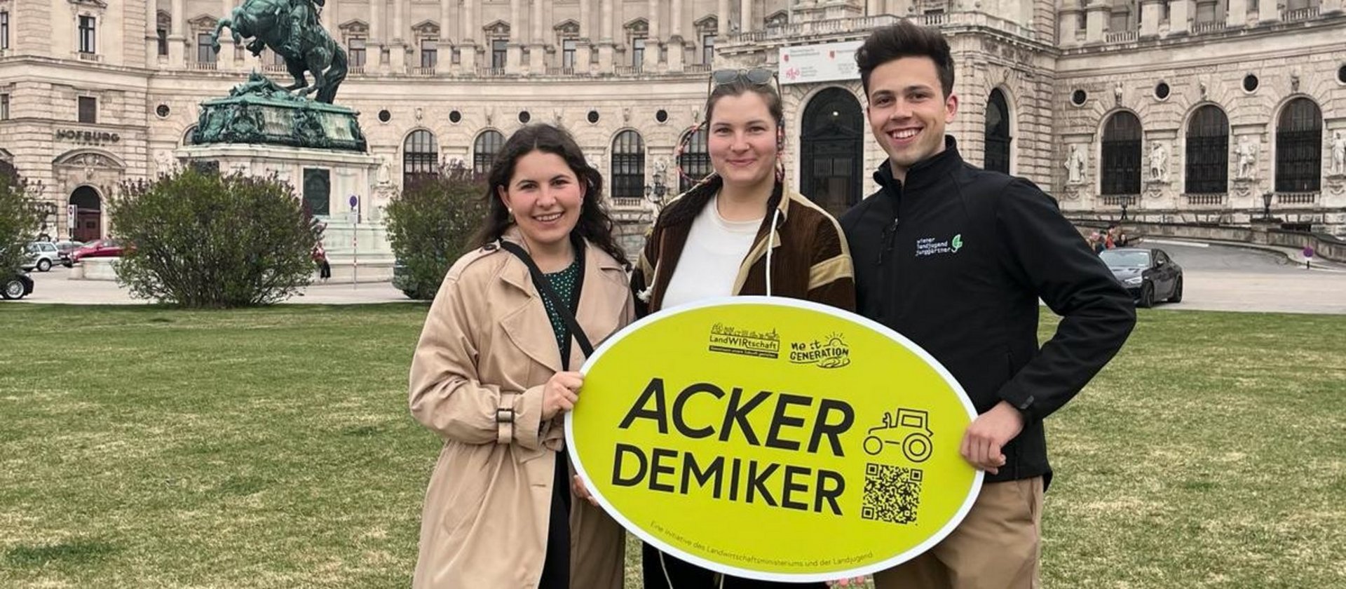 Landjugend Mitglieder am Heldenplatz