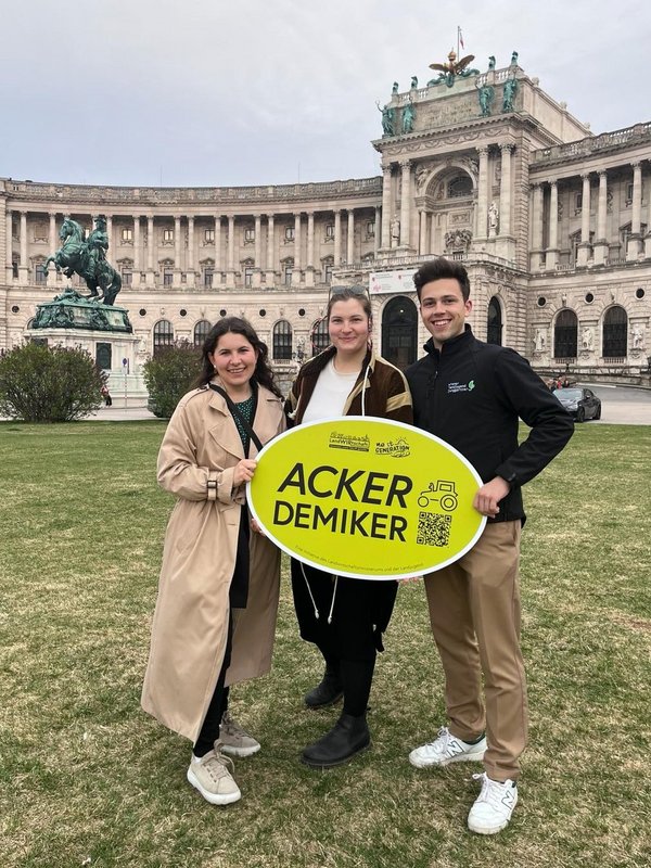 Landjugend Mitglieder am Heldenplatz